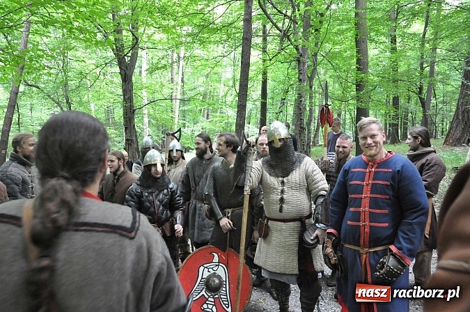 Zdjęcie w galerii na portalu naszraciborz.pl: Manewry wojów w lesie Obora. Stoczono kilka potyczek. Bez przelewek wiadomości z regionu