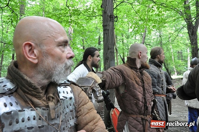 Zdjęcie w galerii na portalu naszraciborz.pl: Manewry wojów w lesie Obora. Stoczono kilka potyczek. Bez przelewek wiadomości z regionu