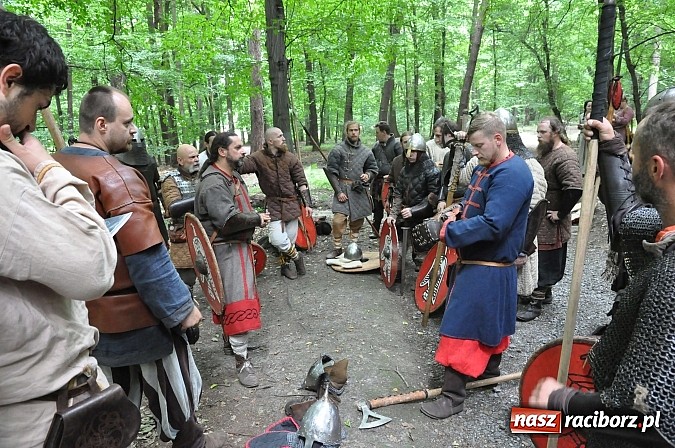 Zdjęcie w galerii na portalu naszraciborz.pl: Manewry wojów w lesie Obora. Stoczono kilka potyczek. Bez przelewek wiadomości z regionu