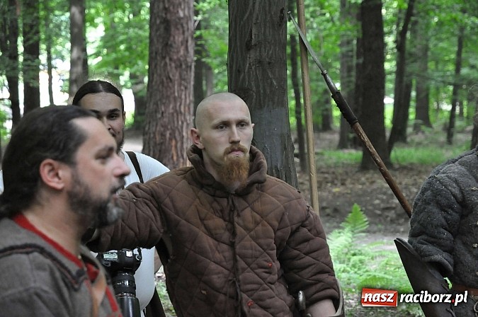 Zdjęcie w galerii na portalu naszraciborz.pl: Manewry wojów w lesie Obora. Stoczono kilka potyczek. Bez przelewek wiadomości z regionu