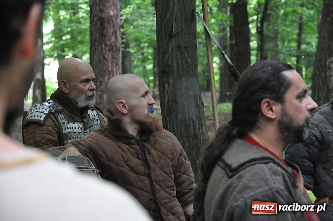 Zdjęcie w galerii na portalu naszraciborz.pl: Manewry wojów w lesie Obora. Stoczono kilka potyczek. Bez przelewek wiadomości z regionu