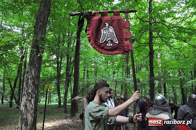 Zdjęcie w galerii na portalu naszraciborz.pl: Manewry wojów w lesie Obora. Stoczono kilka potyczek. Bez przelewek wiadomości z regionu