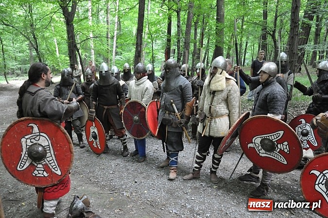 Zdjęcie w galerii na portalu naszraciborz.pl: Manewry wojów w lesie Obora. Stoczono kilka potyczek. Bez przelewek wiadomości z regionu