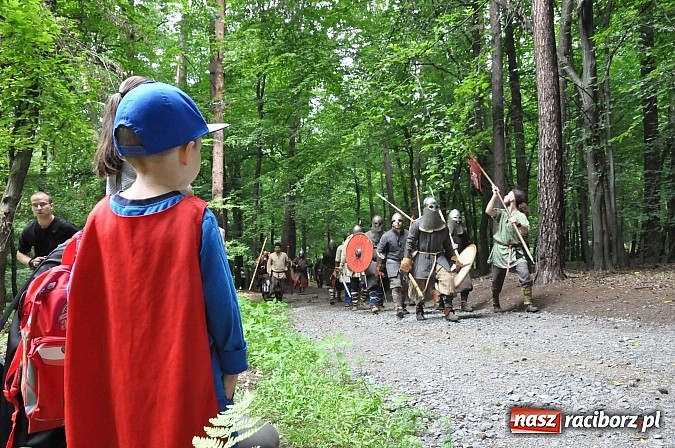 Zdjęcie w galerii na portalu naszraciborz.pl: Manewry wojów w lesie Obora. Stoczono kilka potyczek. Bez przelewek wiadomości z regionu