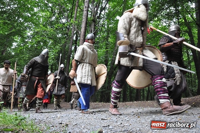 Zdjęcie w galerii na portalu naszraciborz.pl: Manewry wojów w lesie Obora. Stoczono kilka potyczek. Bez przelewek wiadomości z regionu