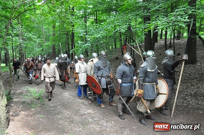 Zdjęcie w galerii na portalu naszraciborz.pl: Manewry wojów w lesie Obora. Stoczono kilka potyczek. Bez przelewek wiadomości z regionu