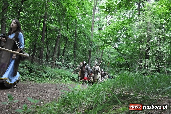 Zdjęcie w galerii na portalu naszraciborz.pl: Manewry wojów w lesie Obora. Stoczono kilka potyczek. Bez przelewek wiadomości z regionu