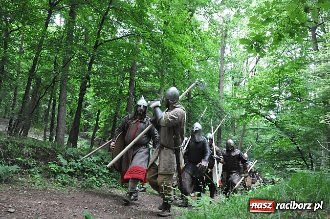 Zdjęcie w galerii na portalu naszraciborz.pl: Manewry wojów w lesie Obora. Stoczono kilka potyczek. Bez przelewek wiadomości z regionu