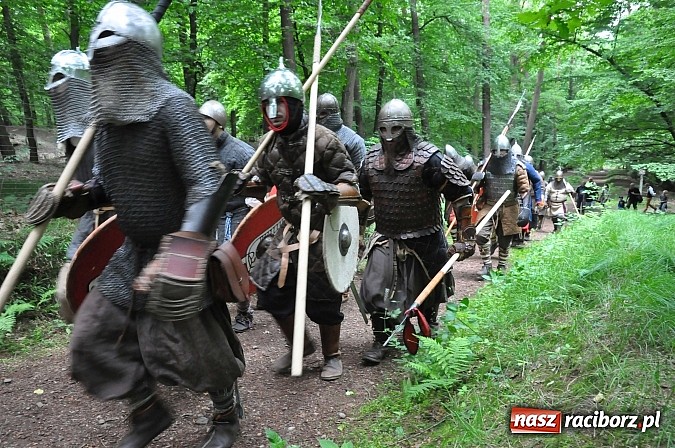 Zdjęcie w galerii na portalu naszraciborz.pl: Manewry wojów w lesie Obora. Stoczono kilka potyczek. Bez przelewek wiadomości z regionu