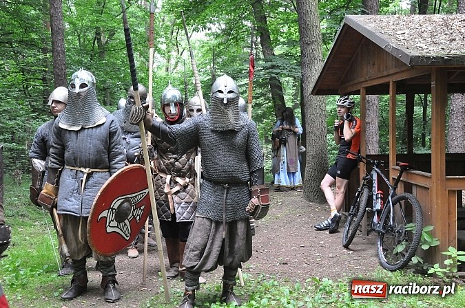 Zdjęcie w galerii na portalu naszraciborz.pl: Manewry wojów w lesie Obora. Stoczono kilka potyczek. Bez przelewek wiadomości z regionu
