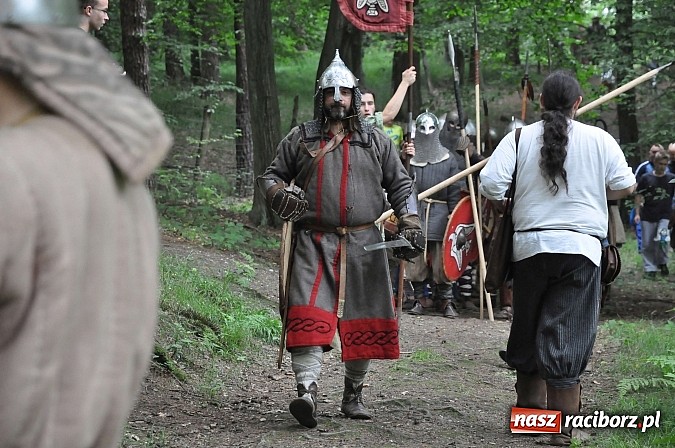 Zdjęcie w galerii na portalu naszraciborz.pl: Manewry wojów w lesie Obora. Stoczono kilka potyczek. Bez przelewek wiadomości z regionu