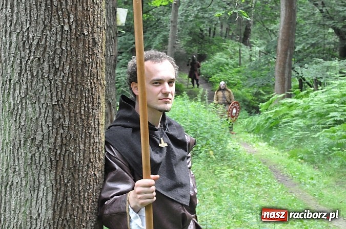 Zdjęcie w galerii na portalu naszraciborz.pl: Manewry wojów w lesie Obora. Stoczono kilka potyczek. Bez przelewek wiadomości z regionu