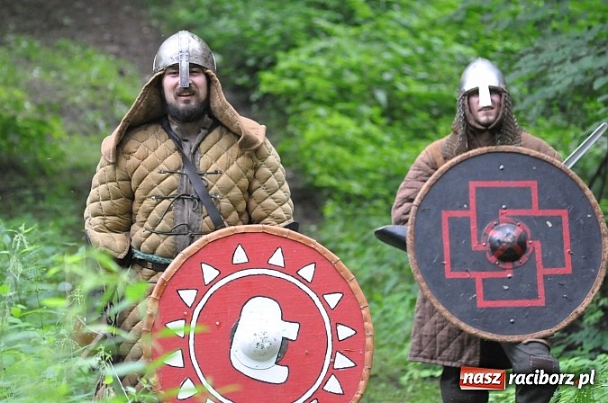 Zdjęcie w galerii na portalu naszraciborz.pl: Manewry wojów w lesie Obora. Stoczono kilka potyczek. Bez przelewek wiadomości z regionu