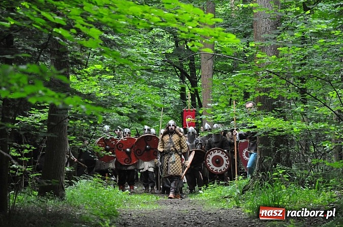 Zdjęcie w galerii na portalu naszraciborz.pl: Manewry wojów w lesie Obora. Stoczono kilka potyczek. Bez przelewek wiadomości z regionu
