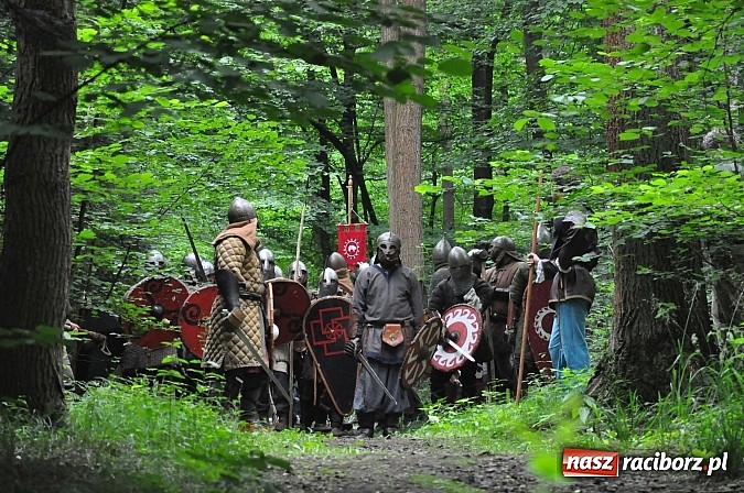 Zdjęcie w galerii na portalu naszraciborz.pl: Manewry wojów w lesie Obora. Stoczono kilka potyczek. Bez przelewek wiadomości z regionu