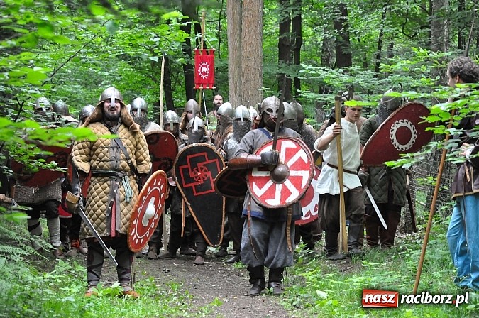 Zdjęcie w galerii na portalu naszraciborz.pl: Manewry wojów w lesie Obora. Stoczono kilka potyczek. Bez przelewek wiadomości z regionu