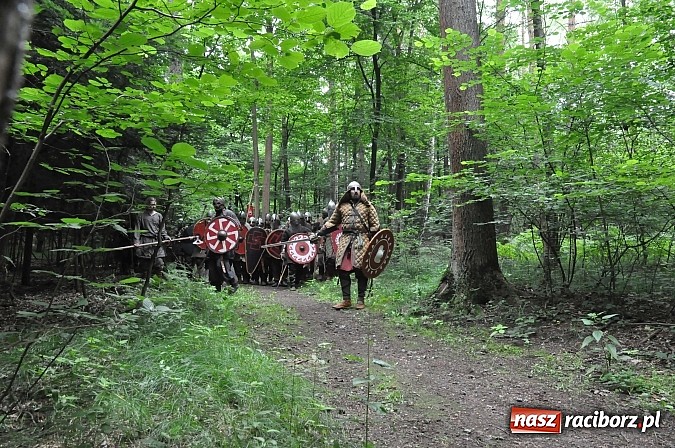 Zdjęcie w galerii na portalu naszraciborz.pl: Manewry wojów w lesie Obora. Stoczono kilka potyczek. Bez przelewek wiadomości z regionu