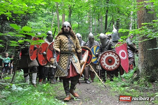 Zdjęcie w galerii na portalu naszraciborz.pl: Manewry wojów w lesie Obora. Stoczono kilka potyczek. Bez przelewek wiadomości z regionu