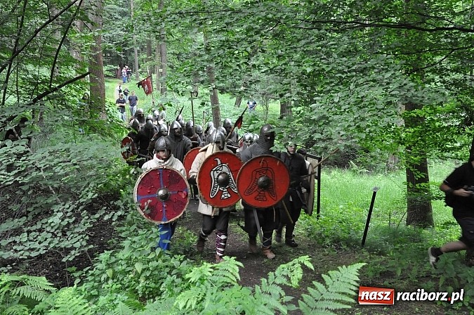Zdjęcie w galerii na portalu naszraciborz.pl: Manewry wojów w lesie Obora. Stoczono kilka potyczek. Bez przelewek wiadomości z regionu