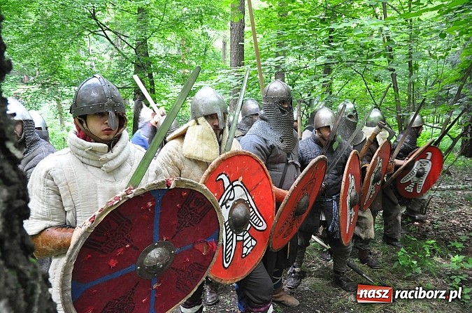 Zdjęcie w galerii na portalu naszraciborz.pl: Manewry wojów w lesie Obora. Stoczono kilka potyczek. Bez przelewek wiadomości z regionu