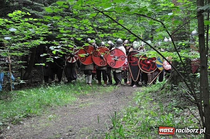 Zdjęcie w galerii na portalu naszraciborz.pl: Manewry wojów w lesie Obora. Stoczono kilka potyczek. Bez przelewek wiadomości z regionu
