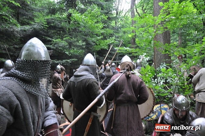 Zdjęcie w galerii na portalu naszraciborz.pl: Manewry wojów w lesie Obora. Stoczono kilka potyczek. Bez przelewek wiadomości z regionu