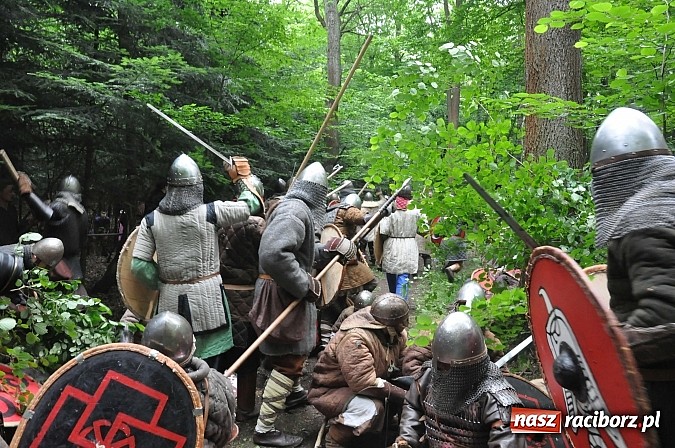 Zdjęcie w galerii na portalu naszraciborz.pl: Manewry wojów w lesie Obora. Stoczono kilka potyczek. Bez przelewek wiadomości z regionu