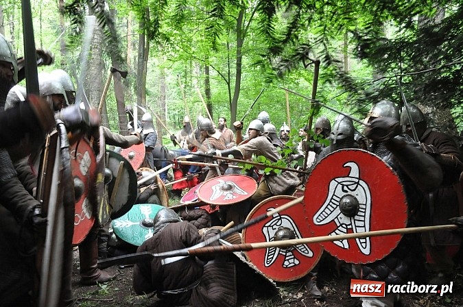 Zdjęcie w galerii na portalu naszraciborz.pl: Manewry wojów w lesie Obora. Stoczono kilka potyczek. Bez przelewek wiadomości z regionu