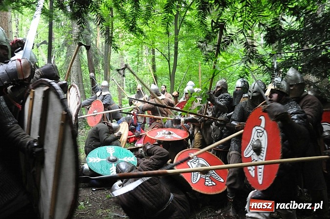 Zdjęcie w galerii na portalu naszraciborz.pl: Manewry wojów w lesie Obora. Stoczono kilka potyczek. Bez przelewek wiadomości z regionu