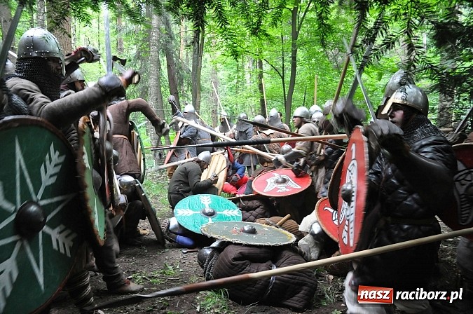 Zdjęcie w galerii na portalu naszraciborz.pl: Manewry wojów w lesie Obora. Stoczono kilka potyczek. Bez przelewek wiadomości z regionu