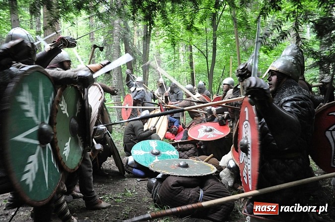 Zdjęcie w galerii na portalu naszraciborz.pl: Manewry wojów w lesie Obora. Stoczono kilka potyczek. Bez przelewek wiadomości z regionu