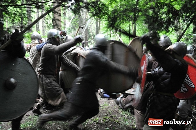 Zdjęcie w galerii na portalu naszraciborz.pl: Manewry wojów w lesie Obora. Stoczono kilka potyczek. Bez przelewek wiadomości z regionu