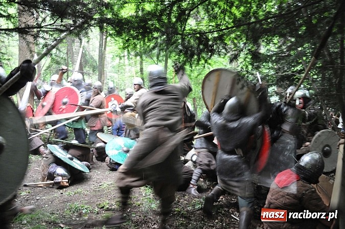 Zdjęcie w galerii na portalu naszraciborz.pl: Manewry wojów w lesie Obora. Stoczono kilka potyczek. Bez przelewek wiadomości z regionu