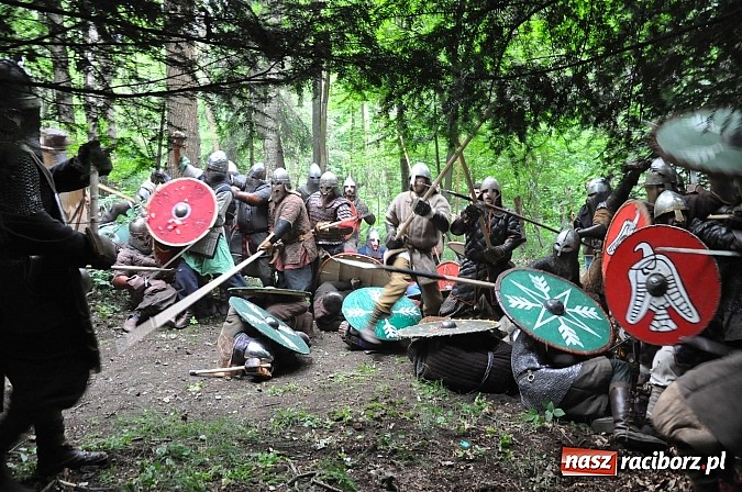 Zdjęcie w galerii na portalu naszraciborz.pl: Manewry wojów w lesie Obora. Stoczono kilka potyczek. Bez przelewek wiadomości z regionu