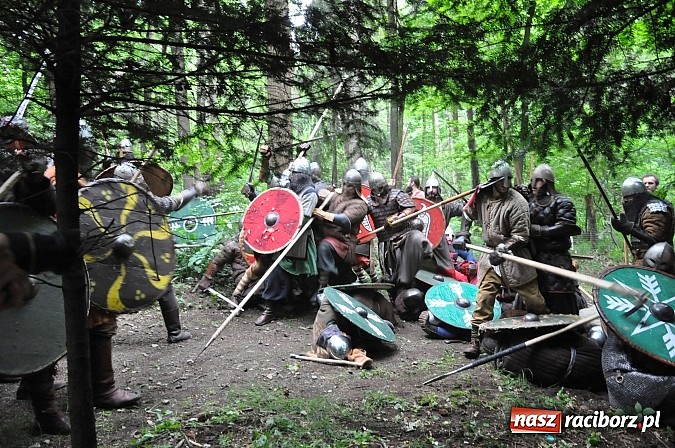 Zdjęcie w galerii na portalu naszraciborz.pl: Manewry wojów w lesie Obora. Stoczono kilka potyczek. Bez przelewek wiadomości z regionu