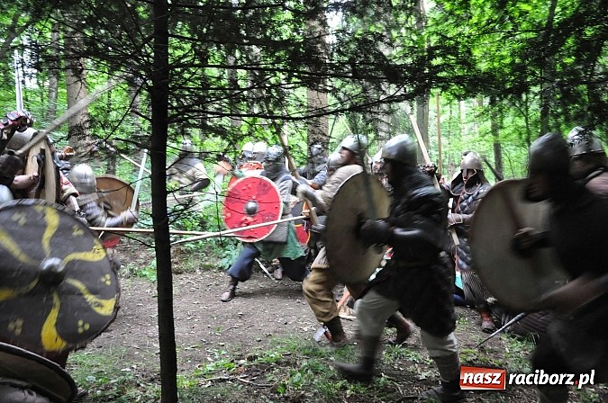 Zdjęcie w galerii na portalu naszraciborz.pl: Manewry wojów w lesie Obora. Stoczono kilka potyczek. Bez przelewek wiadomości z regionu