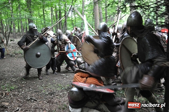 Zdjęcie w galerii na portalu naszraciborz.pl: Manewry wojów w lesie Obora. Stoczono kilka potyczek. Bez przelewek wiadomości z regionu