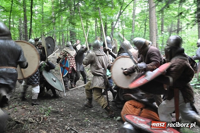 Zdjęcie w galerii na portalu naszraciborz.pl: Manewry wojów w lesie Obora. Stoczono kilka potyczek. Bez przelewek wiadomości z regionu