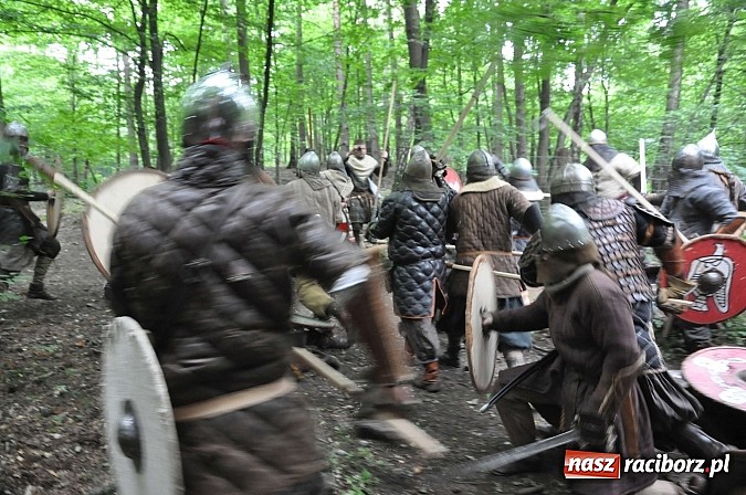 Zdjęcie w galerii na portalu naszraciborz.pl: Manewry wojów w lesie Obora. Stoczono kilka potyczek. Bez przelewek wiadomości z regionu