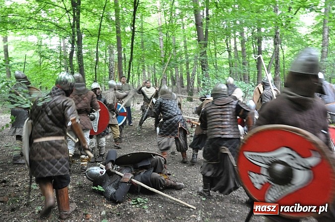 Zdjęcie w galerii na portalu naszraciborz.pl: Manewry wojów w lesie Obora. Stoczono kilka potyczek. Bez przelewek wiadomości z regionu