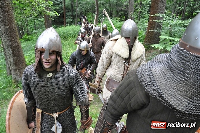 Zdjęcie w galerii na portalu naszraciborz.pl: Manewry wojów w lesie Obora. Stoczono kilka potyczek. Bez przelewek wiadomości z regionu