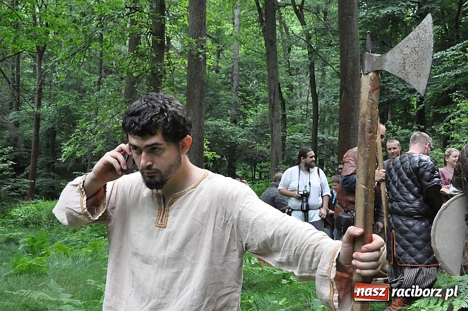 Zdjęcie w galerii na portalu naszraciborz.pl: Manewry wojów w lesie Obora. Stoczono kilka potyczek. Bez przelewek wiadomości z regionu