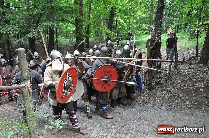 Zdjęcie w galerii na portalu naszraciborz.pl: Manewry wojów w lesie Obora. Stoczono kilka potyczek. Bez przelewek wiadomości z regionu