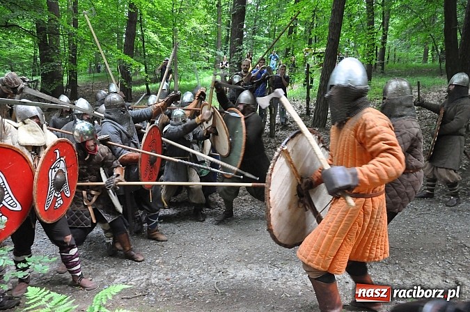 Zdjęcie w galerii na portalu naszraciborz.pl: Manewry wojów w lesie Obora. Stoczono kilka potyczek. Bez przelewek wiadomości z regionu