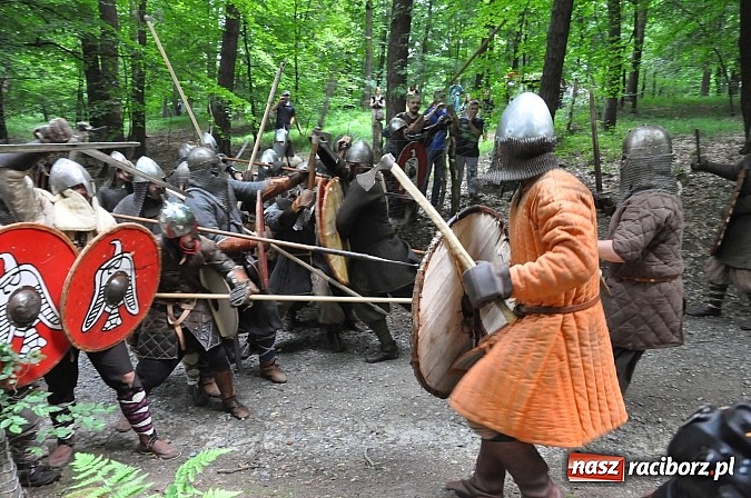 Zdjęcie w galerii na portalu naszraciborz.pl: Manewry wojów w lesie Obora. Stoczono kilka potyczek. Bez przelewek wiadomości z regionu
