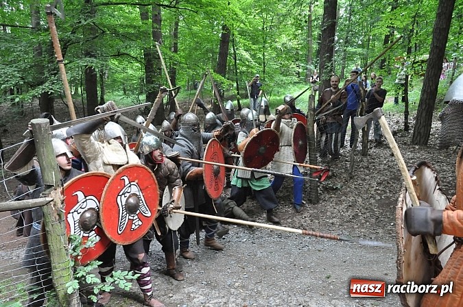 Zdjęcie w galerii na portalu naszraciborz.pl: Manewry wojów w lesie Obora. Stoczono kilka potyczek. Bez przelewek wiadomości z regionu