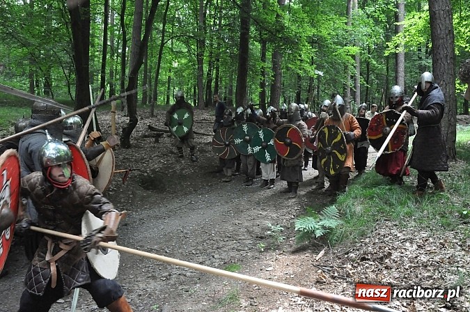 Zdjęcie w galerii na portalu naszraciborz.pl: Manewry wojów w lesie Obora. Stoczono kilka potyczek. Bez przelewek wiadomości z regionu