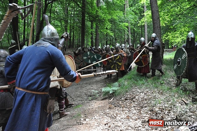 Zdjęcie w galerii na portalu naszraciborz.pl: Manewry wojów w lesie Obora. Stoczono kilka potyczek. Bez przelewek wiadomości z regionu