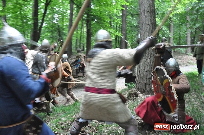Zdjęcie w galerii na portalu naszraciborz.pl: Manewry wojów w lesie Obora. Stoczono kilka potyczek. Bez przelewek wiadomości z regionu