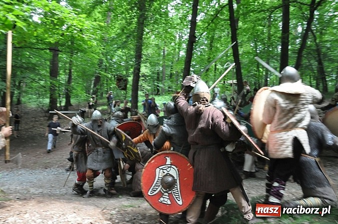 Zdjęcie w galerii na portalu naszraciborz.pl: Manewry wojów w lesie Obora. Stoczono kilka potyczek. Bez przelewek wiadomości z regionu